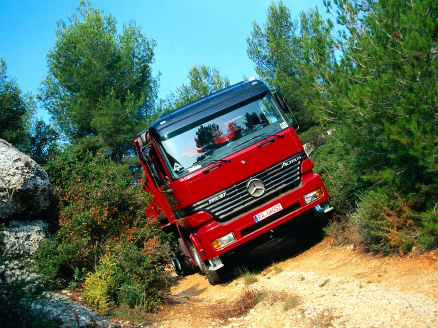  Mercedes-Benz Actros 3331 1997 года  (фото 2 из 9)